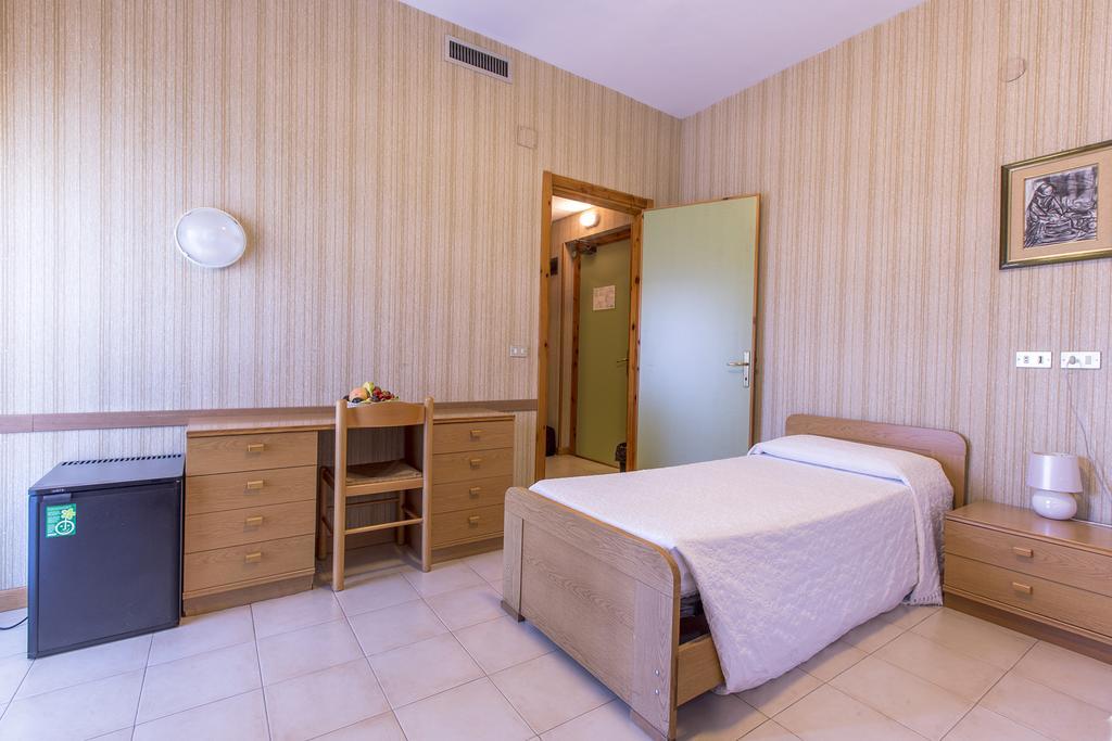 Hotel Residence Ulivi E Palme Кальярі Екстер'єр фото