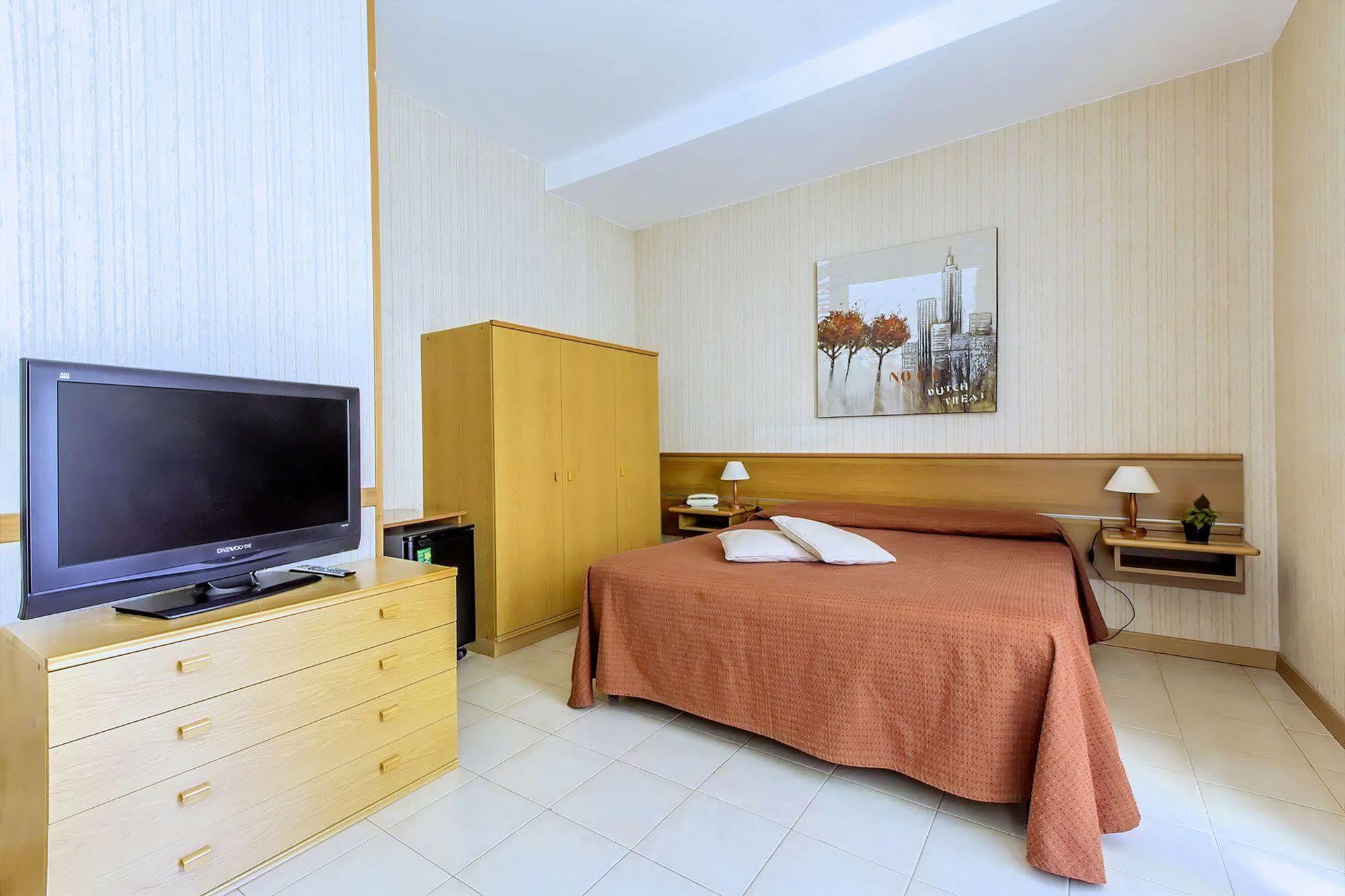 Hotel Residence Ulivi E Palme Кальярі Екстер'єр фото